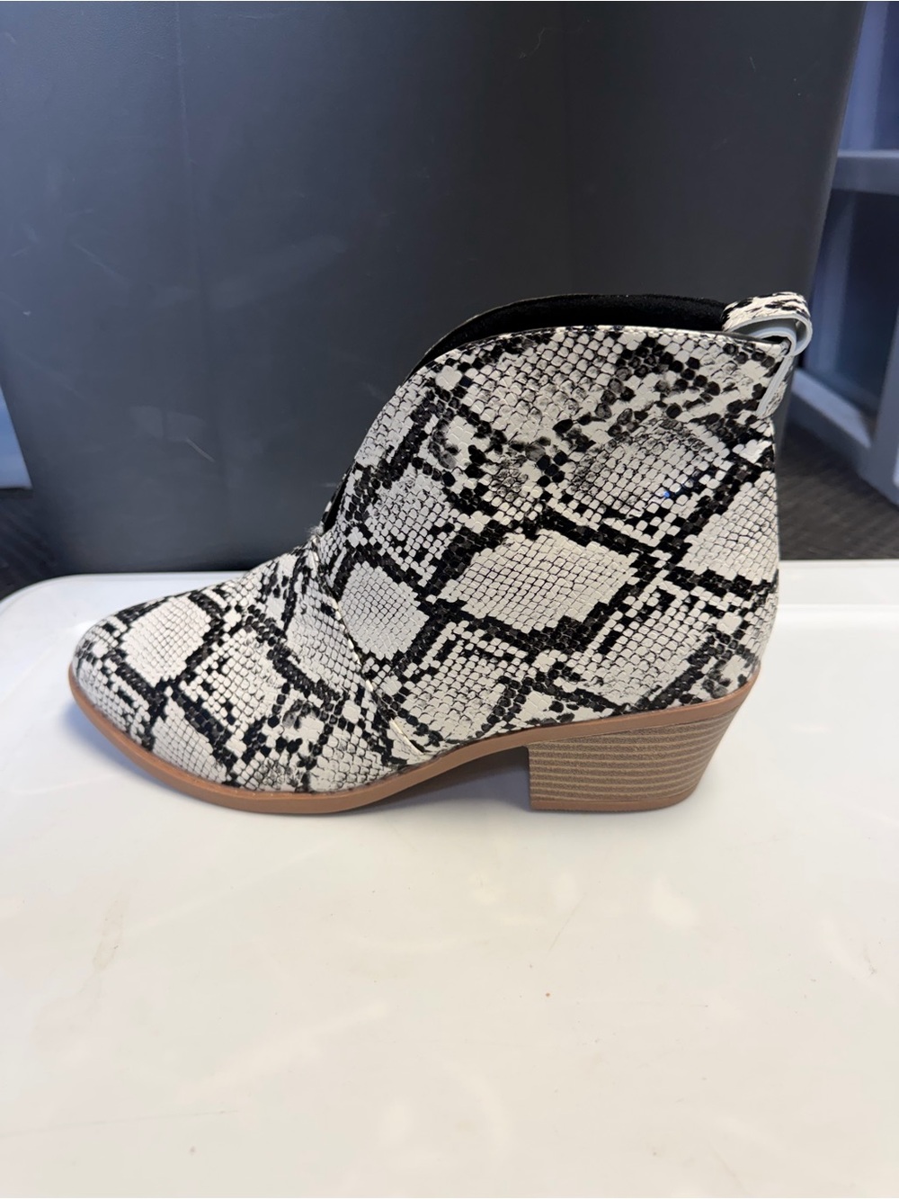Rosy Women’s Gray Snake Print Side Slit Ankle Boots PU Leather Size 10 M US
